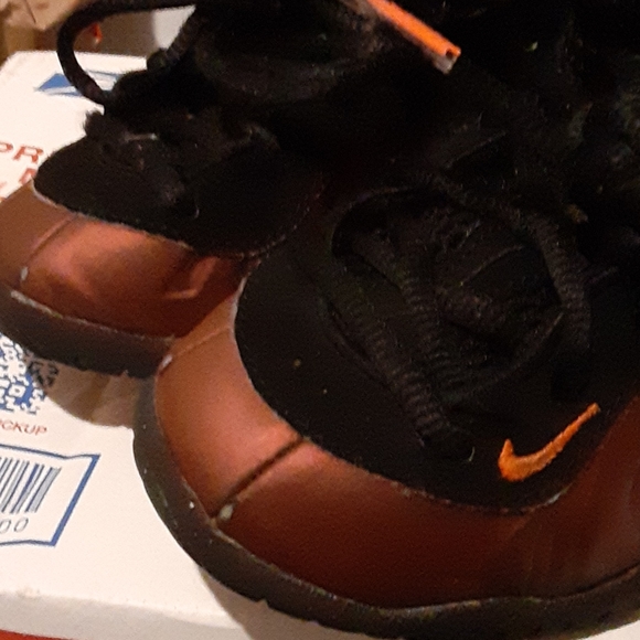 Nikes - Picture 3 of 5